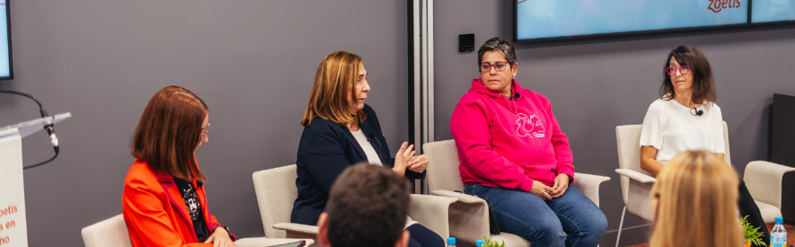 cuatro-mujeres-sentadas-participando-de-mesa-redonda-de-Ganadería-en-Femenino-Zoetis